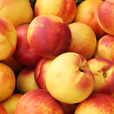 Bright,Nectarines,In,The,Market