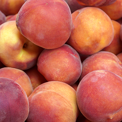 Ripe,Peaches,On,A,Market